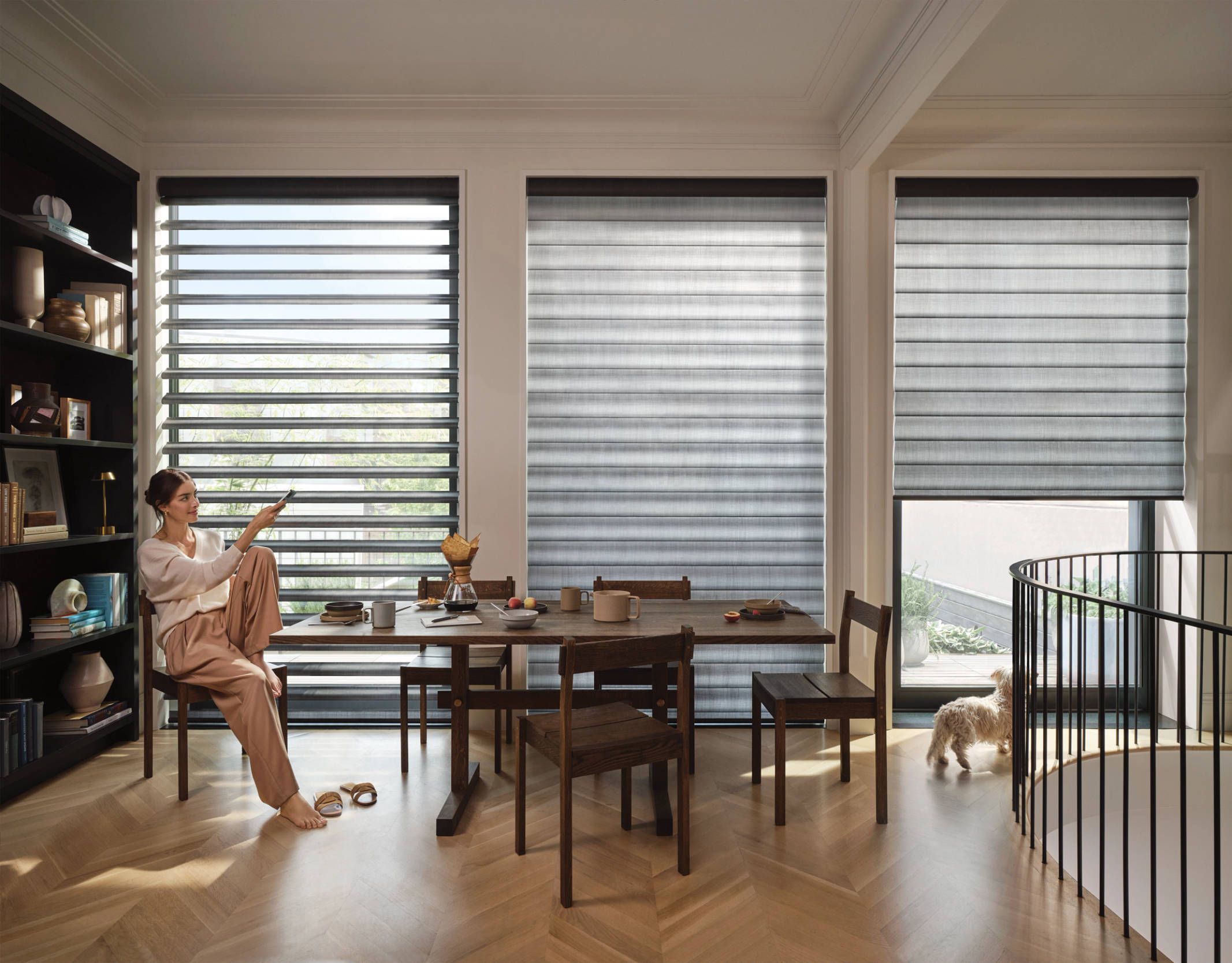 _2025_PIR_PV_CV_Satin_Onyx_DiningRoom_Talent_Dog